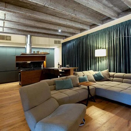 Contemporary With Fireplace & Terrace Апартаменты Банска-Бистрица