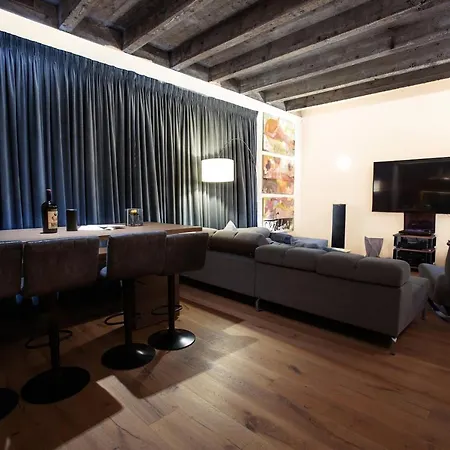 Contemporary With Fireplace & Terrace Апартаменты Банска-Бистрица